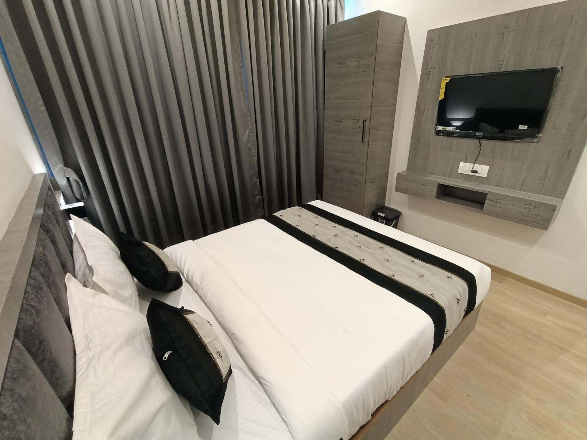 Hotel Beverly Palace Santacruz - Near Bkc - Mumbai Airport T1 ภายนอก รูปภาพ