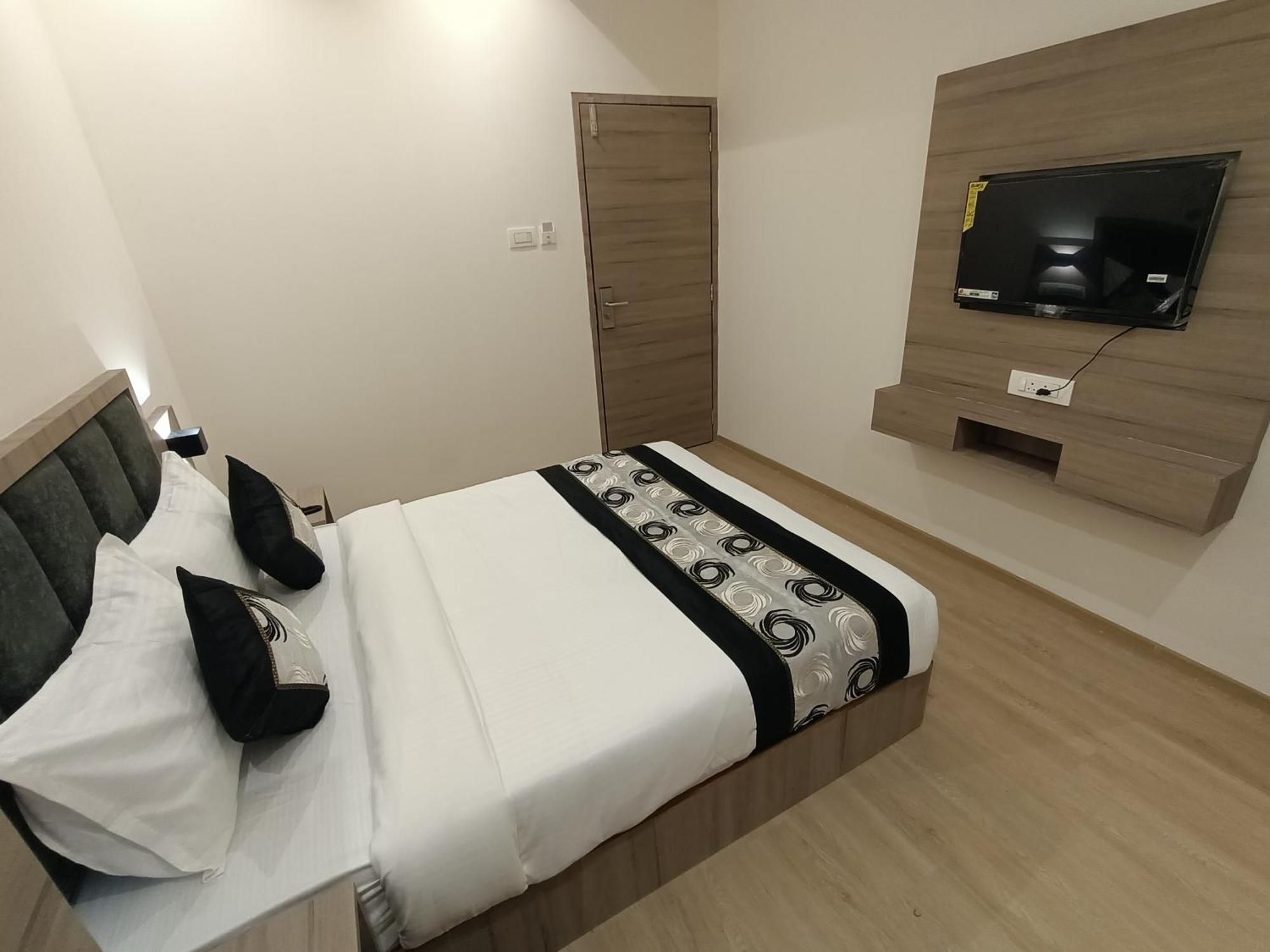Hotel Beverly Palace Santacruz - Near Bkc - Mumbai Airport T1 ภายนอก รูปภาพ