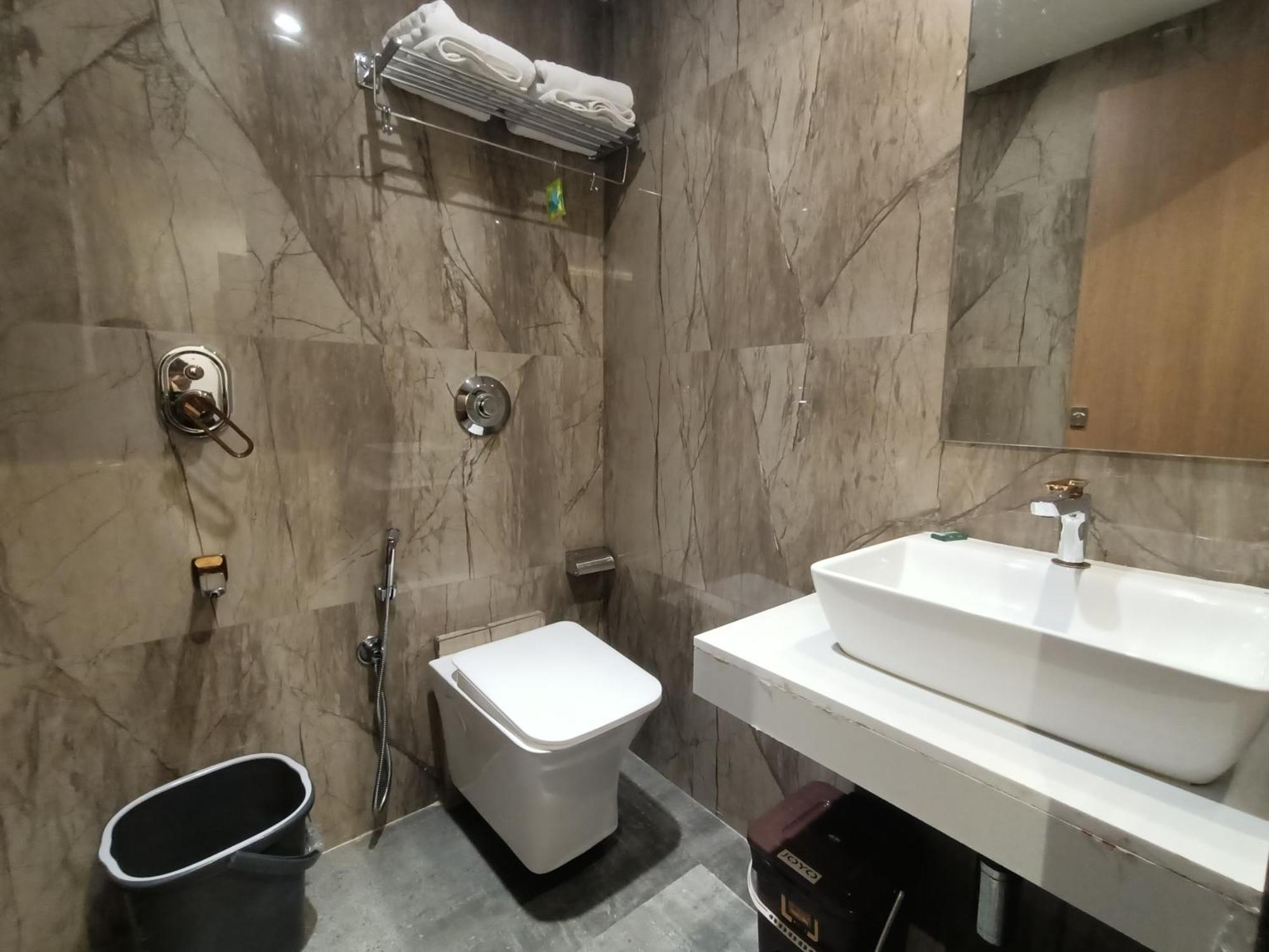 Hotel Beverly Palace Santacruz - Near Bkc - Mumbai Airport T1 ภายนอก รูปภาพ